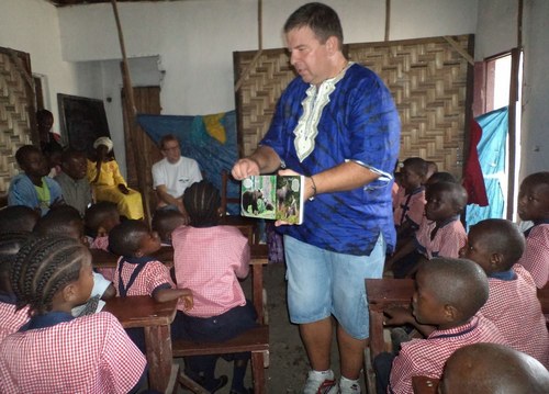 Anders showing Swedish animals to the kids