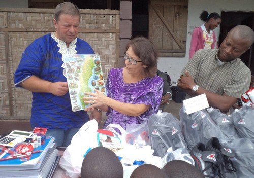 Lena and Anders display a puzzle map of Sweden, as Paul looks on