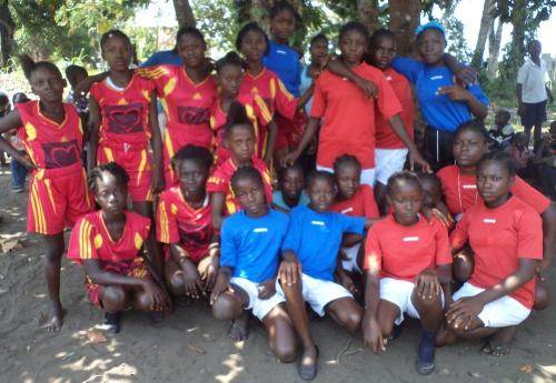 James Teah School’s girls (left) and our girls (right) posing for a photo before the start of the game.