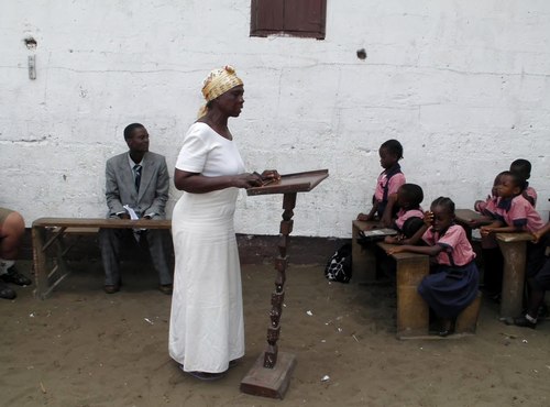 Mary Tugbeh, Augustine’s grandmother, speaking at the program (photo by Lena)