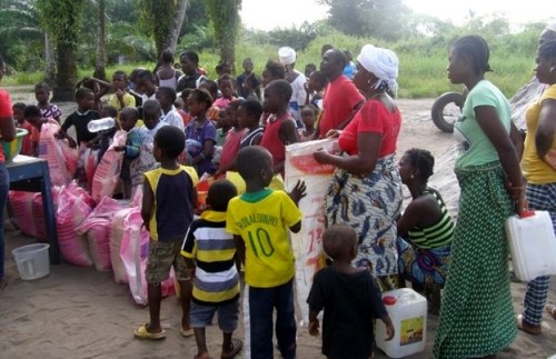 Children and parents getting ready for the start of the distribution