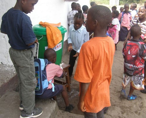 Kids washing hands