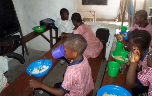 Second grade kids eating during recess