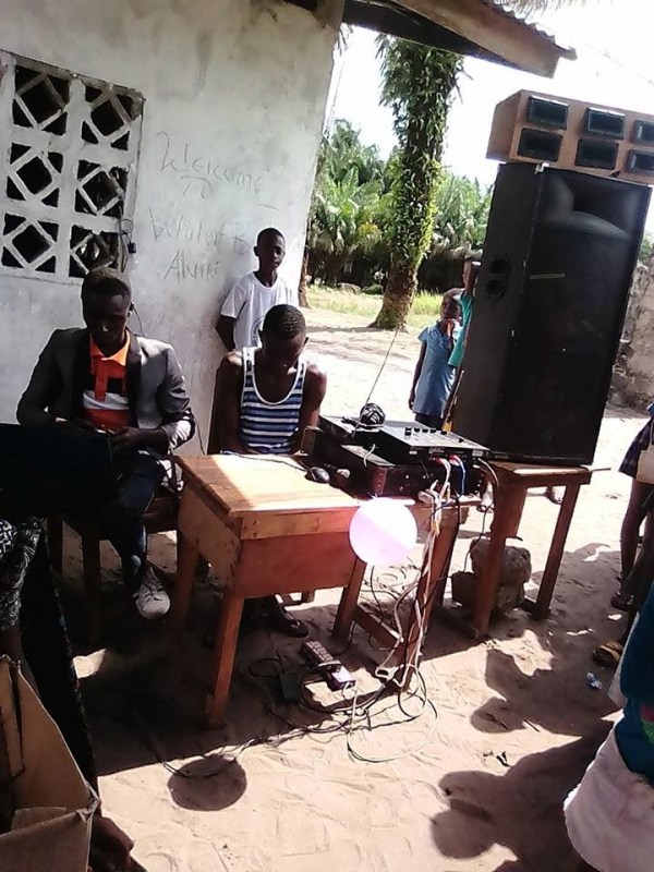 Operators of the musical set providing music to the audience